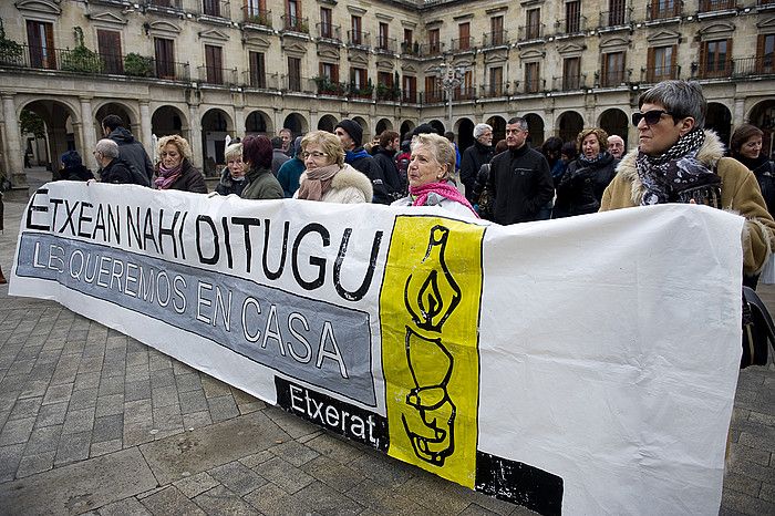 Presoen aldeko protesta, atzo, Gasteizen. LUIS JAUREGIALTZO, ARP