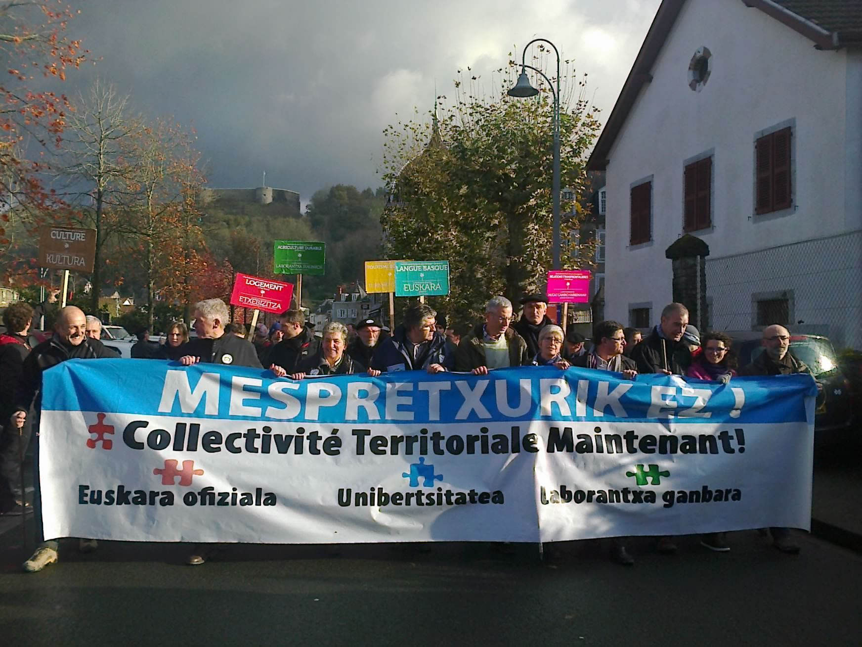 Mauloeko manifestazioaren burua. JENOFA BERHOKOIRIGOIN