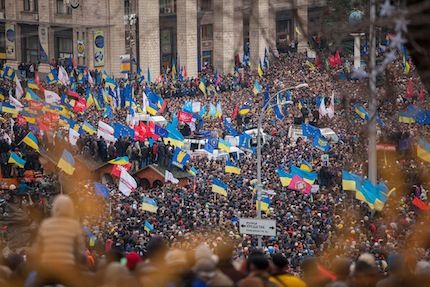 Europako Batasunarekin elkartzearen aldeko manifestariak Kieveko Independentzia plazan.