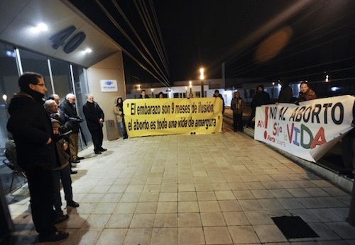 Abortuaren kontrakoek Antsoaingo klinikaren aurrean egindako elkarretaratzeetako bat. JAGOBA MANTEROLA / ARGAZKI PRESS