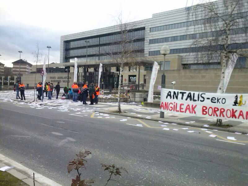 Antaliseko langileak protestan, gaur, Gasteizen, bilera egin bitartean. BERRIA