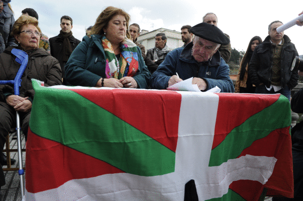 Atentatuan hildakoen senide eta lagunak. ARGAZKI PRESS