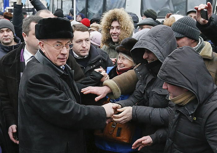 Azarov, jarraitzaileak agurtzen. SERGEY DOLZHENKO, EFE