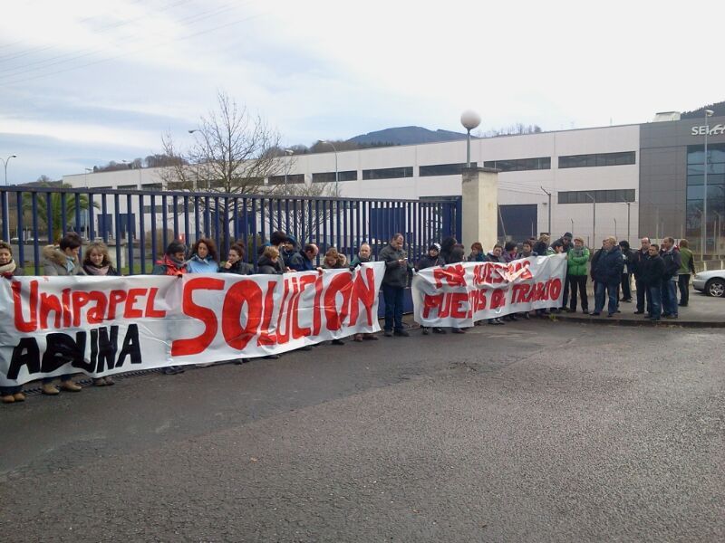 Unipapeleko langileak lantegiaren aurrean, protestan. ATARIA.INFO