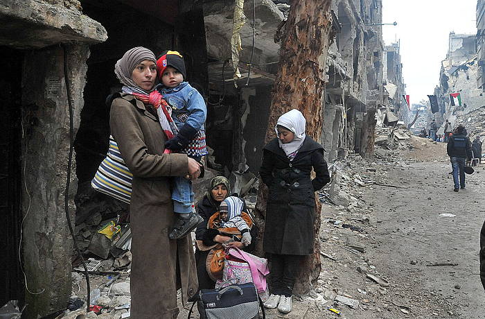 Familia bat, Damaskoko kanpaleku batetik atera zain, hilaren 4an. SANA