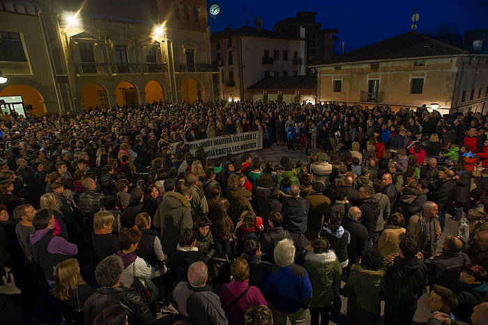 Plazan egin dute protesta. JUAN CARLOS RUIZ, ARP