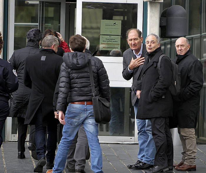 Currinen taldekoak, Polizia etxera sartzen. JAVIER ETXEZARRETA, EFE