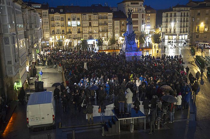 Martxoak 3an hildako langileen omenezko manifestaldia, Andra Mari Zuriaren plazan. JUANA RUIZ, ARP