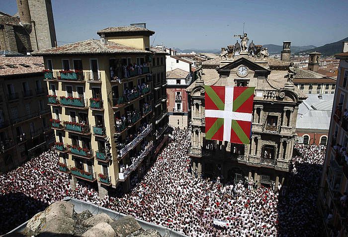 Ikurriña erraldoia Iruñeko udaletxearen aurrean. JESUS DIGES, EFE