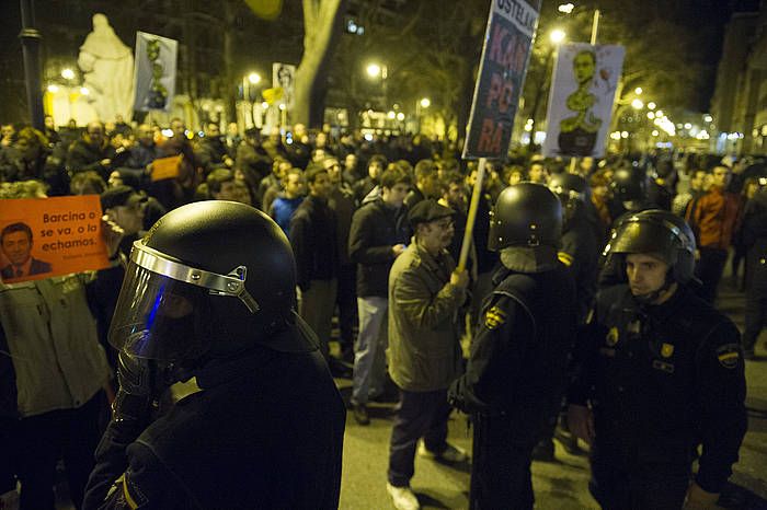 300 lagun inguru izan dira PSNren egoitzaren kanpoan, protestan, lurralde batzordea bilduta zegoela. JAGOBA MANTEROLA, ARP