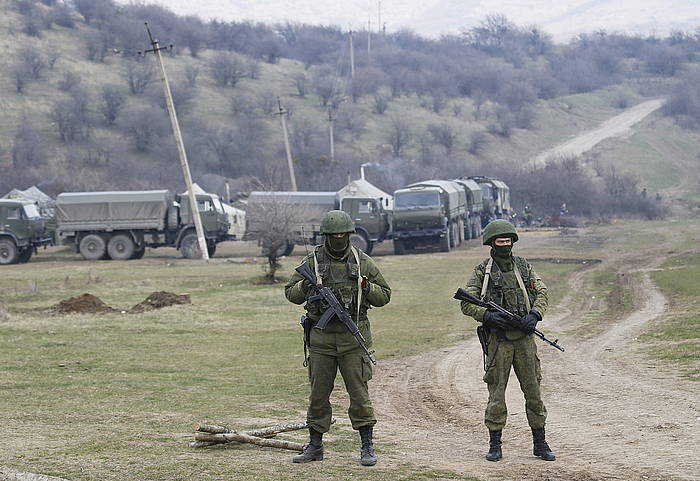 Identifikatu gabeko militarrak Perevalnoyen, Simferopol inguruan. YURI KOCHETKOV, EFE