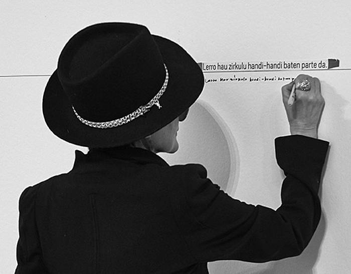 Yoko Ono, euskaraz idazten. ERIKA EDE