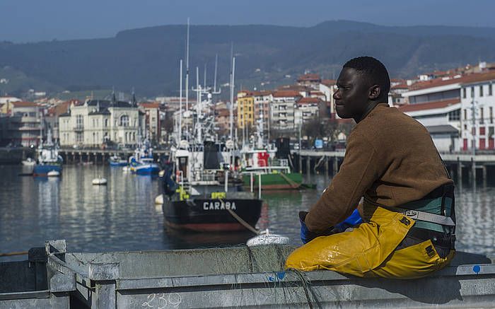 Bermeoko portuan hasi dira itsasora irteteko prestaketa lanak. Irudian, arrantzale bat atsedena hartzen. LUIS JAUREGIALTZO / ARGAZKI PRESS