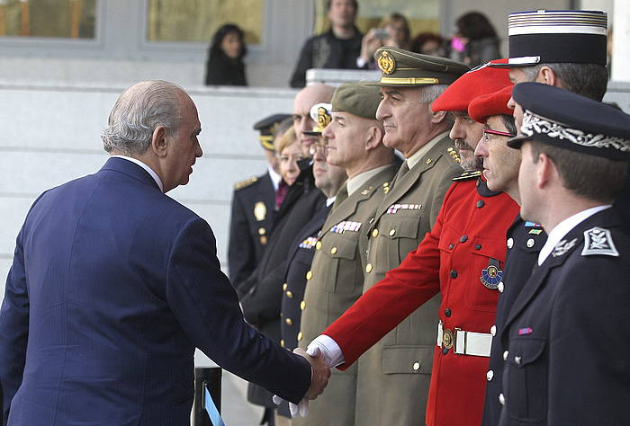 Fernandez Diaz, gaur, hainbat polizietako buruak agurtzen, tartean, Guardia Zibilarenak, Ertzaintzarenak eta Frantziako Poliziarenak. JUAN HERRERO, EFE