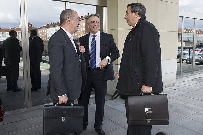 Garitano, De Andres eta Bilbao, otsailean, Finantzen Euskal Kontseiluaren bilerara sartu aurretik. RAUL BOGAJO, ARGAZKI PRESS