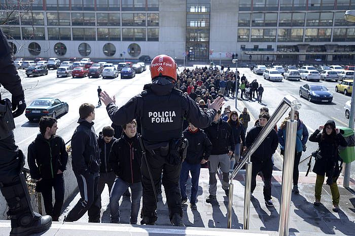 Foruzainak, manifestariei bidea ixten, atzo. I. URIZ, ARP