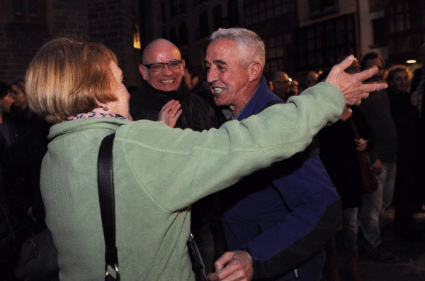 Iheslari ohi bat, lagunak agurtzen. ARGAZKI PRESS