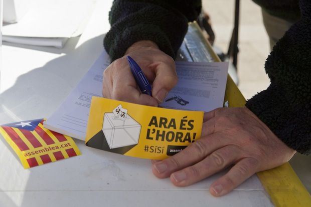 Herritar bat, erreferendumaren alde sinatzen. ANC