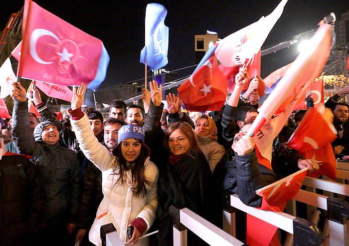 Erdoganen jarraitzaileak, garaipena ospatzen. DEPO PHOTOS, EFE