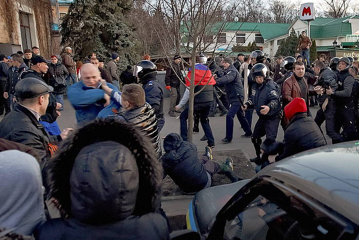 Errusiaren aldeko eta Ukrainaren aldeko manifestariak, atzo, Kharkiven. S. K., EFE