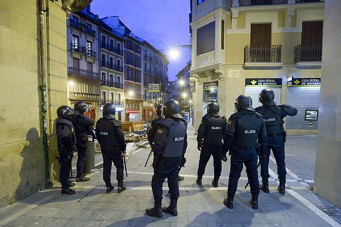 Poliziak, Merkaderes kalearen ondoan. IñIGO URIZ, ARGAZKI PRESS