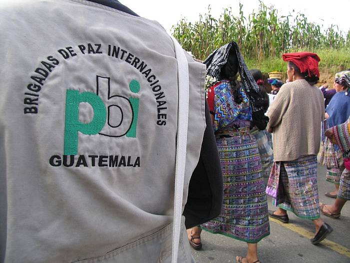 PBIko kide bat Guatemalan, 
Alargunen Koordinakundearen martxa batean. PBI