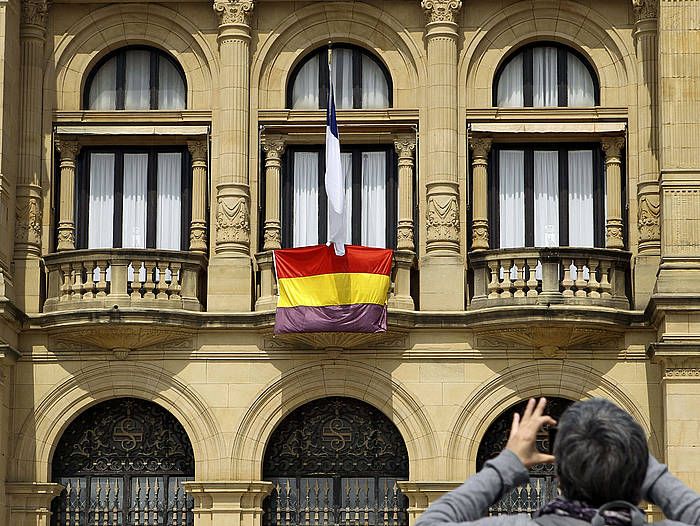 II. Errepublikaren bandera, Donostiako udaletxean. JAVIER ETXEZARRETA, EFE