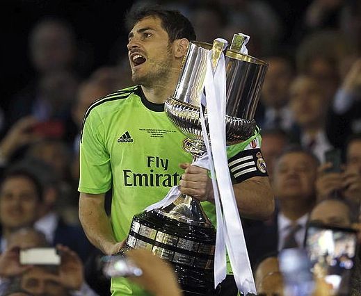 Casillas, kopa jaso berritan. ALBERTO ESTEVEZ, EFE