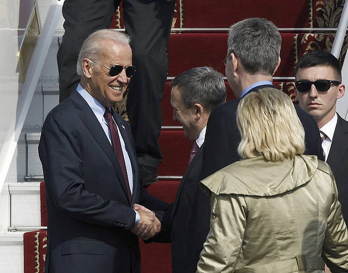 Joe Biden, Ukrainara heldu berri, Andri Destxitsia agurtzen. YURI MAKSIMOV / EFE