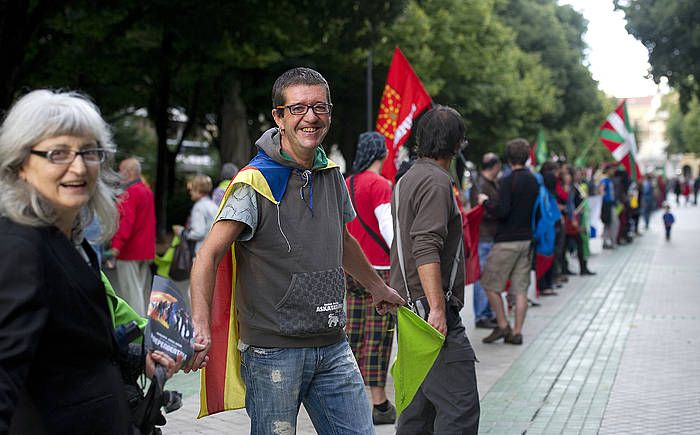 Independentistak sarearen giza katea iaz, Iruñean, 'Catalunya-Euskal Herria. Bi herri helburu bakarra. Independentzia' lelopean. IDOIA ZABALETA, ARP