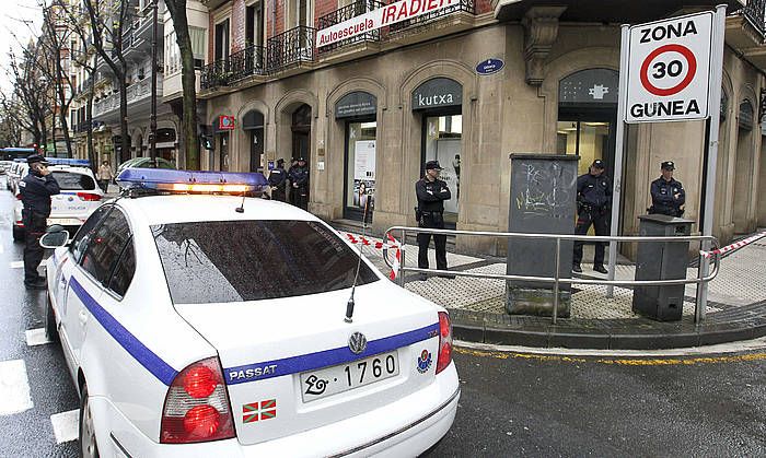 Ertzaintza, lapurreta izan den Kutxabanken banketxean. JUAN HERRERO, EFE