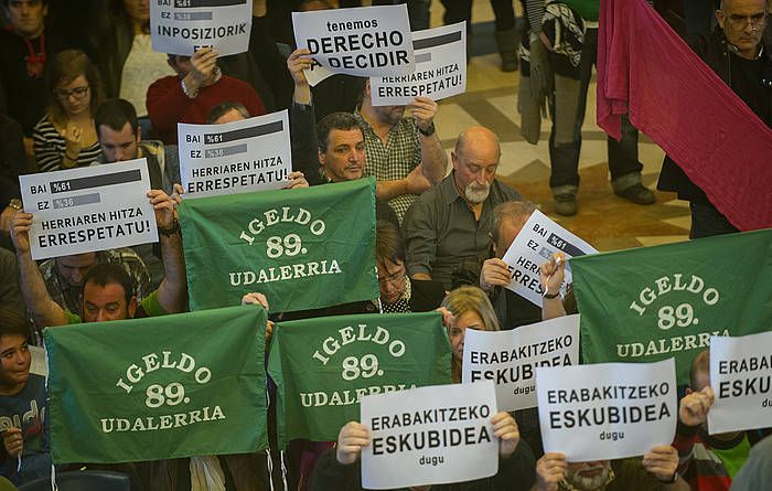 Igeldo herriaren aldeko plataformako kideak, Donostiako Udalean. Igeldoko desanexioaren inguruko bilkura egin zuten, PSE, EAJ eta PPk, Gipuzkoako Foru Aldundiak aurkeztutako dekretuari helegitea aurkeztu ziotela eta. A. CANELLADA, ARP