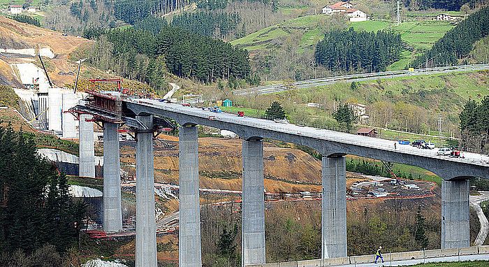 Tren lasterraren bidea egiteko lanak, Bergarako lurretan. BERRIA