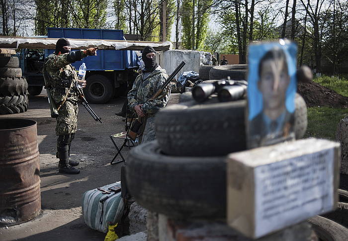 Errusiazaleak Sloviansk kanpoaldeko kontrol postu batean guardia egiten, atzo. R. P., EFE