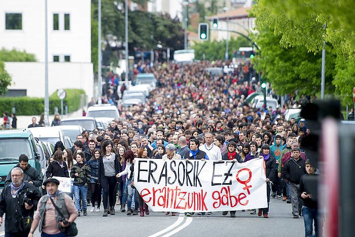 Eraso sexistak gaitzesteko egindako manifestazioa, atzo, Txantrean. I. URIZ, ARP