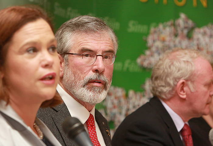 Gerry Adams, erdian, alboan Mary Lou McDonald eta Martin McGuinness dituela. PAUL MCERLANE / EFE