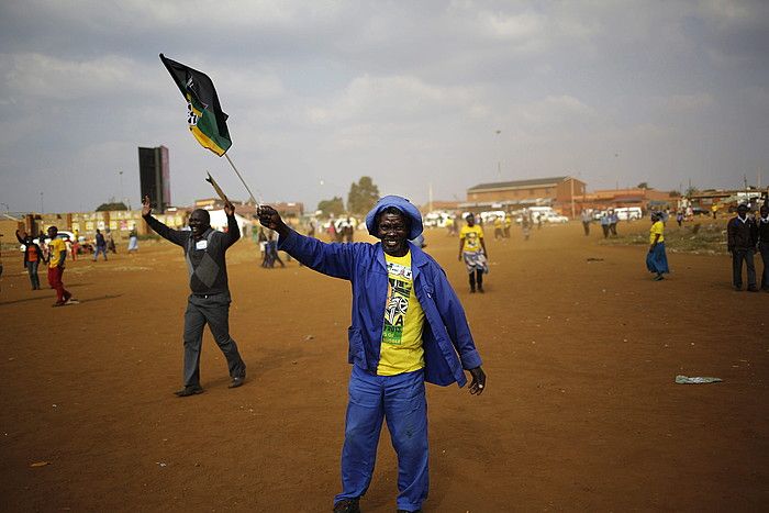 ANC Kongresu Nazional Afrikarraren jarraitzaileak, Bekkersdal herrixkan, Johannesburgo ondoan. KIM LUDBROOK / EFE