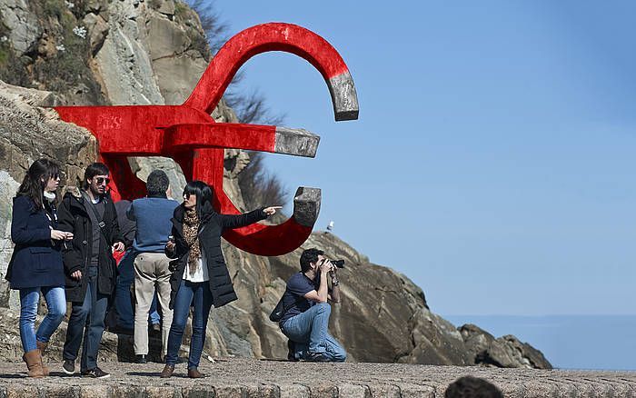 Turistak Haizearen orrazian, Donostian. JON URBE / ARGAZKI PRESS