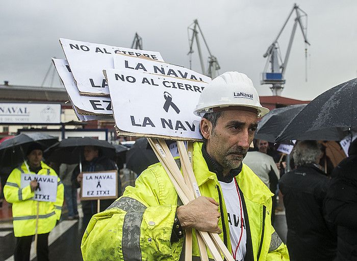 Navaleko langile bat orain aste batzuetako protesta batean. L. JAUREGIALTZO, ARP