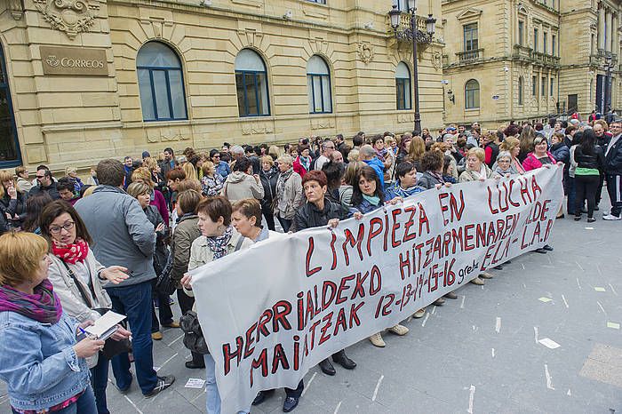 Astelehenean hasi zuten greba Gipuzkoako garbitzaileek. Donostian hartutako irudia. A. CANELLADA, ARP