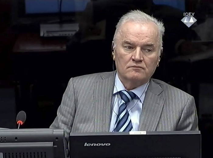 Ratko Mladic, Hagako auzitegian, Radovan Karadzicen kontrako epaiketan deklaratzen, urtarrilean. EFE