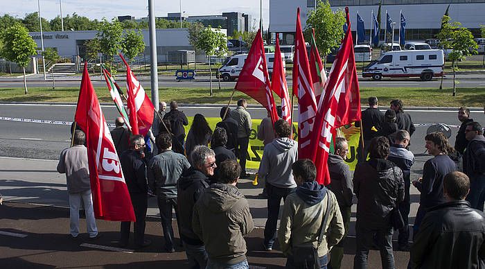 LABeko ordezkariek atzo Mercedes-Benz lantegiaren aurrean egindako protesta. RAUL BOGAJO