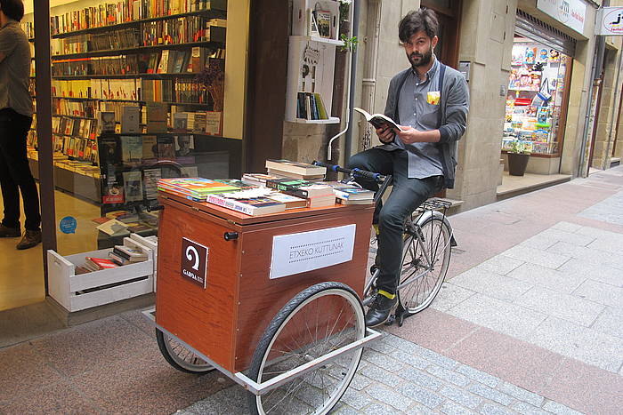 Imanol Agirre Zarauzko Garoa liburu dendaren aurrean.