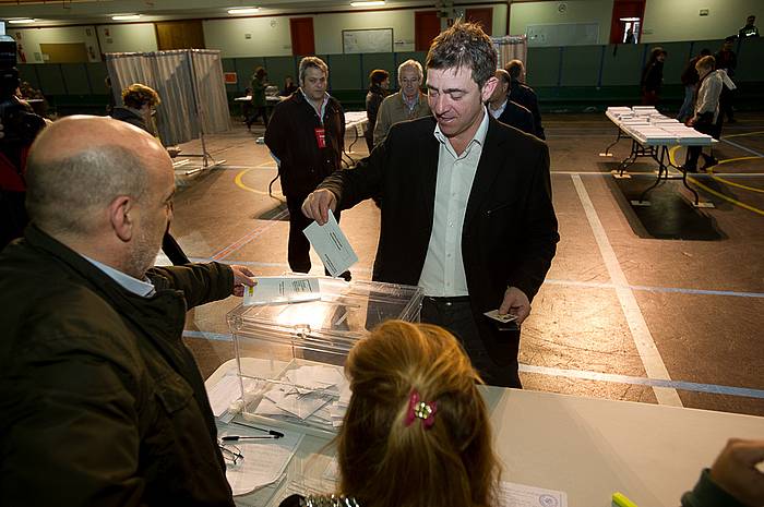 Roberto Jimenez PSNko idazkari nagusia gaur, Iturramako eskolan botoa ematen. IñIGO URIZ / ARGAZKI PRESS