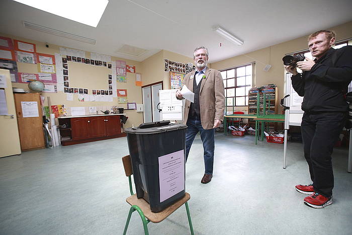 Gerry Adams, botoa ematen, herenegun. PAUL MCERLANE / EFE