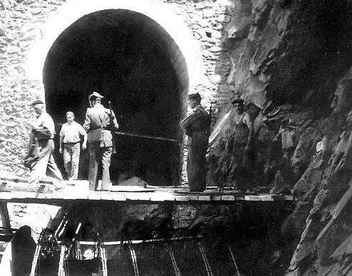 Gerra presoak, Sukarrietatik Bermeorako trenbidean lanean, guardia zibilen begiradapean. TRENBIDEAREN EUSKAL MUSEOA