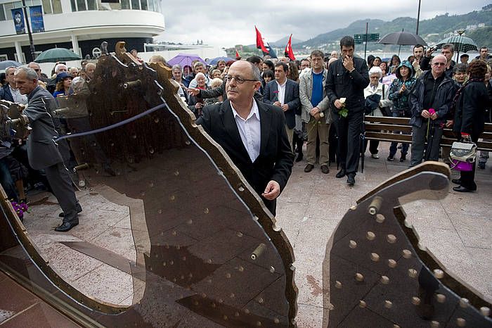 1936ko gerran eta ondoren hildako 400 donostiarren omenezko plaka inauguratu du JUan Karlos Izagirre alkateak. JUAN CARLOS RUIZ / ARGAZKI PRESS