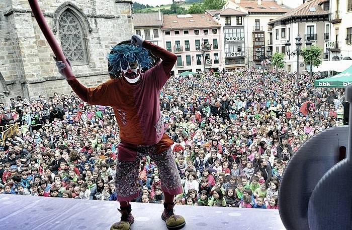 Jende ugari bildu da Euskal Eskola Publikoaren jaian, Balmasedan. ARGAZKI PRESS