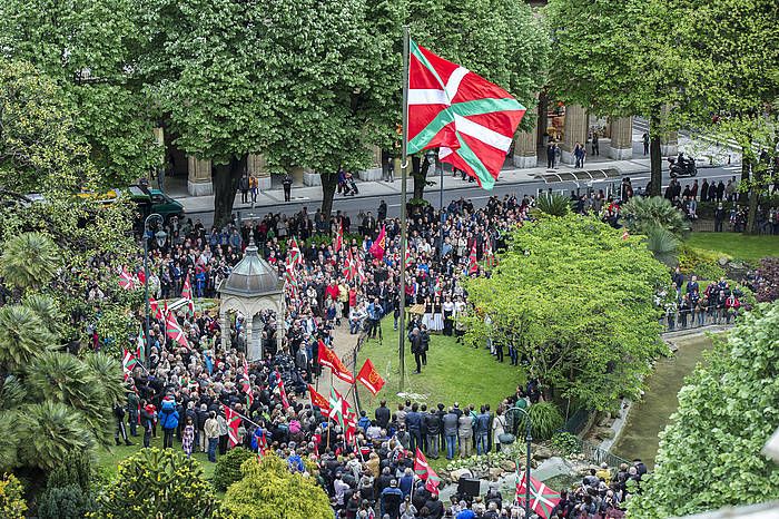 Espainako bandera ezartzeko agindua salatzeko tamaina handiko ikurriña bat jarri zuen Gipuzkoako Aldundiak Gipuzkoa plazan. GORKA RUBIO / ARGAZKI PRESS