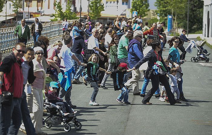 Joan den larunbatean Gure Esku Dago-k Irun eta Hendaia artean egindako giza katea. JAGOBA MANTEROLA / ARGAZKI PRESS